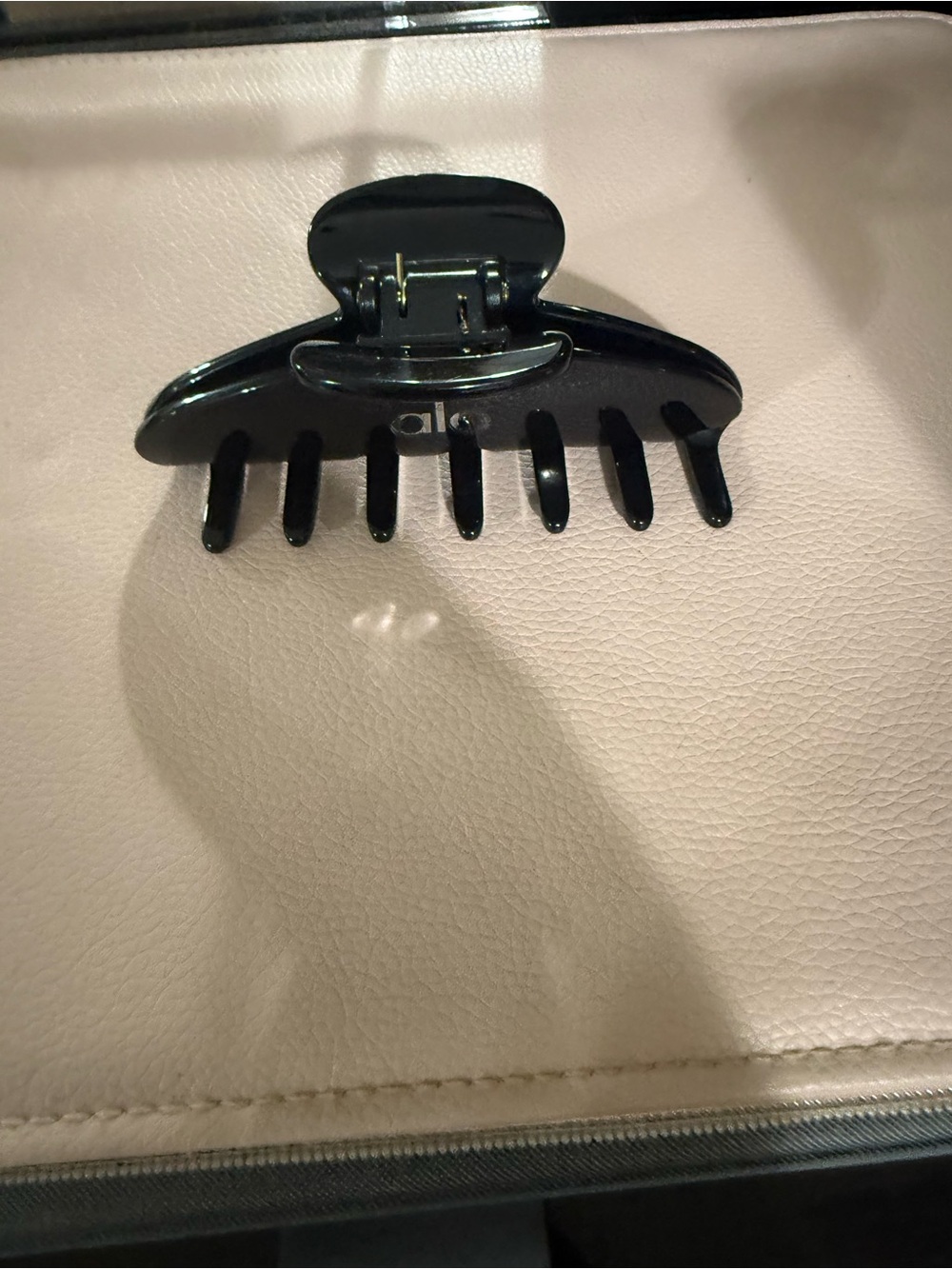 ALO Yoga Black Hair Claw Clip - Picture 7 of 7